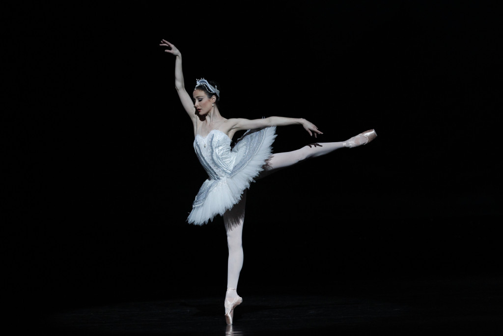 amber-scott-as-odette-swan-lake-australian-ballet