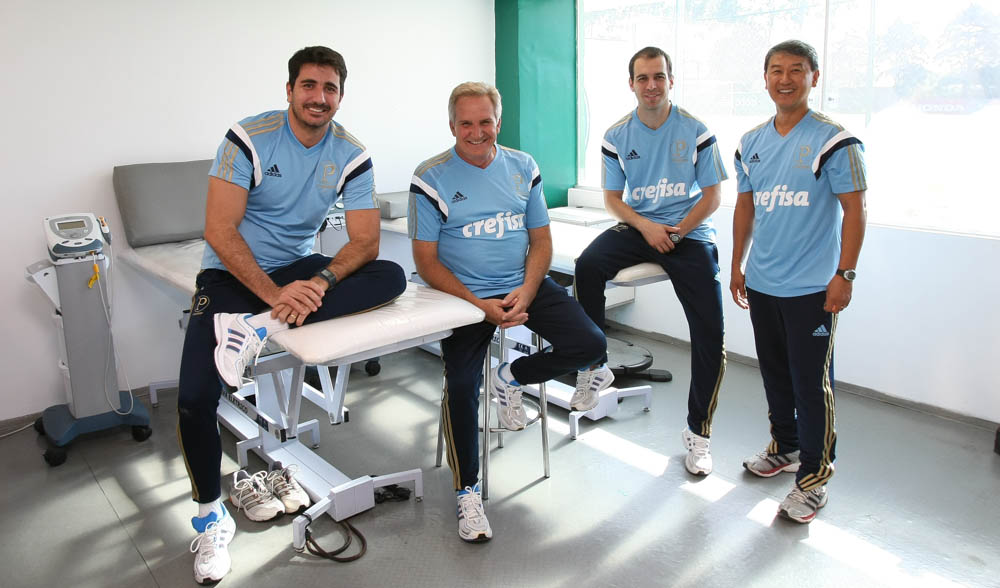 Os fisioterapeutas Jomar, José Rosan, Zeca e Marcelo (E/D), da SE Palmeiras, durante treinamento na Academia de Futebol, no bairro da Barra Funda. São Paulo/SP, Brasil - 03/02/2015. Foto: Cesar Greco / Fotoarena